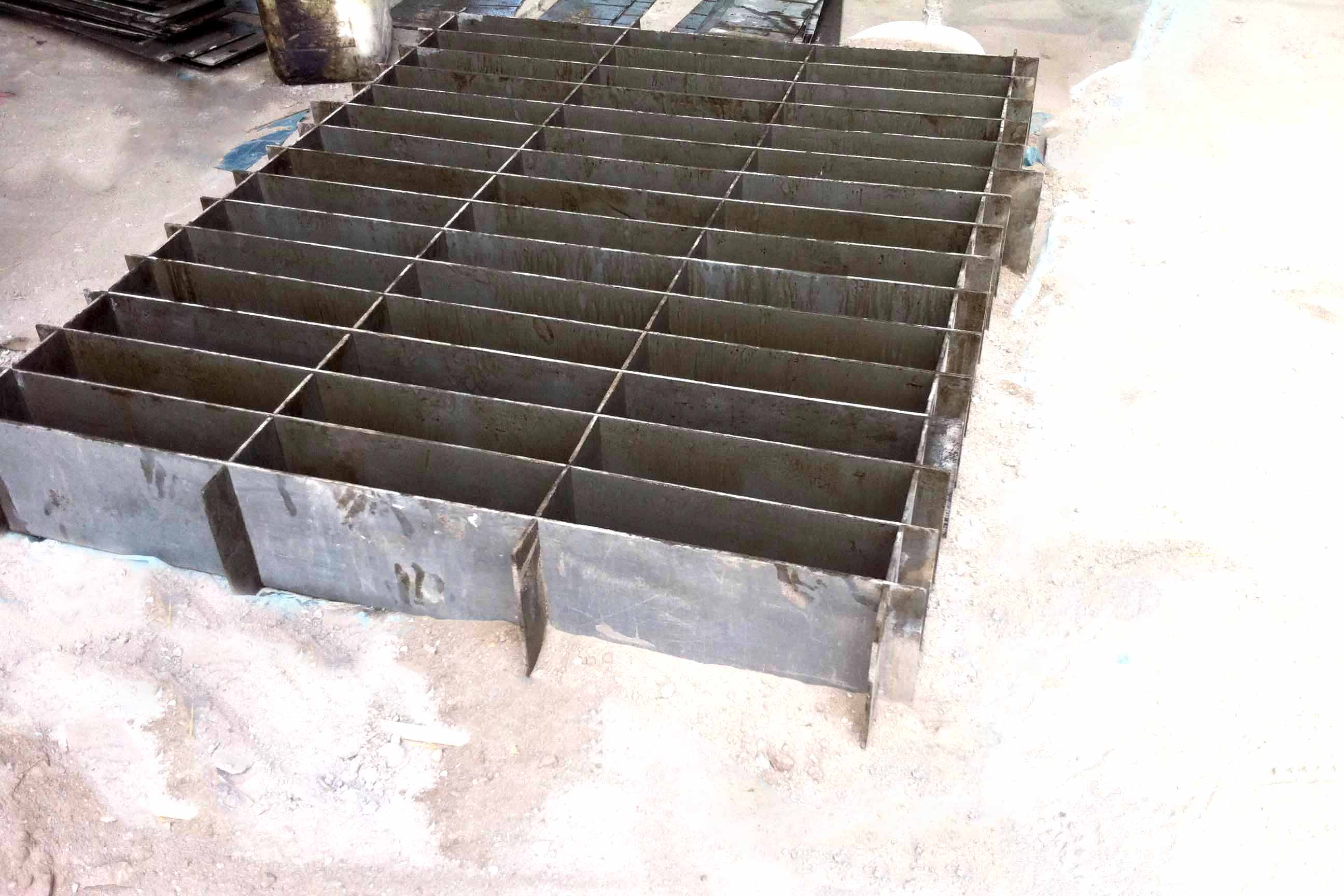 ClC block mould is partitioned into cells