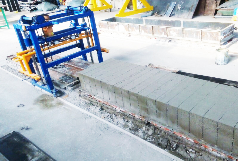 Foam concrete cutting machine is making clc blocks
