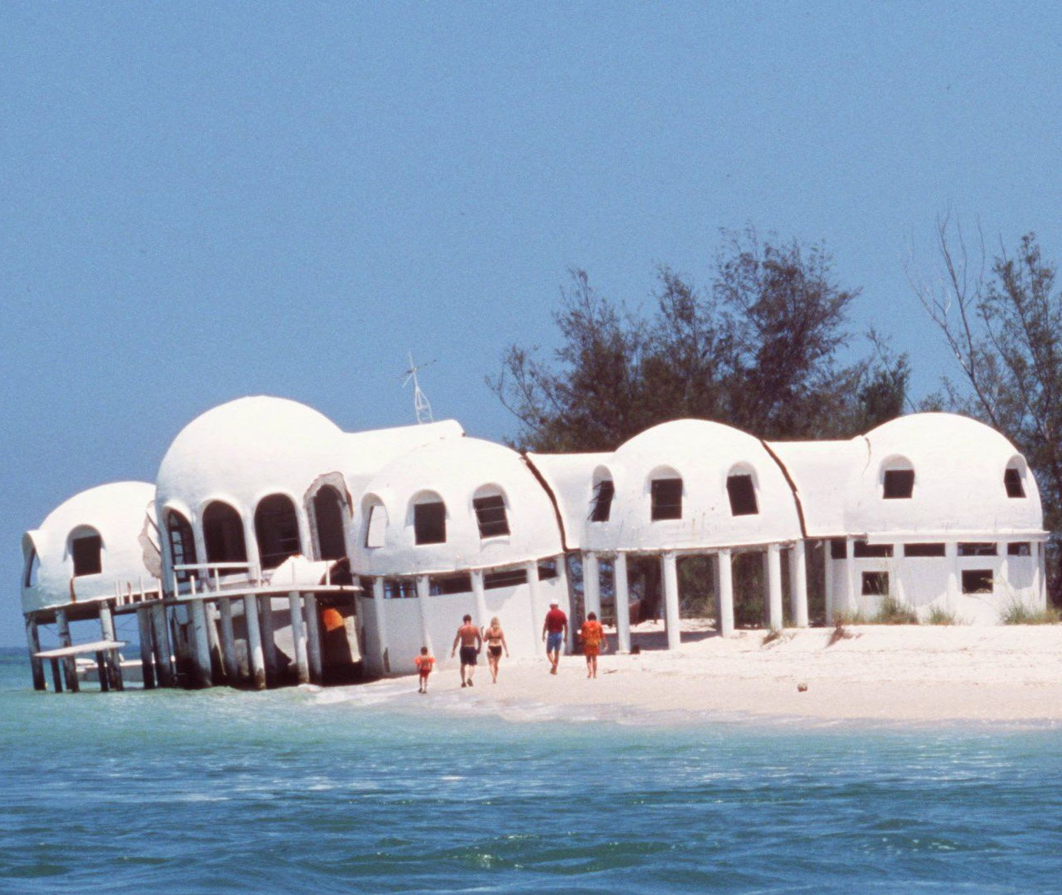 Nhà dome xây dựng ven biển