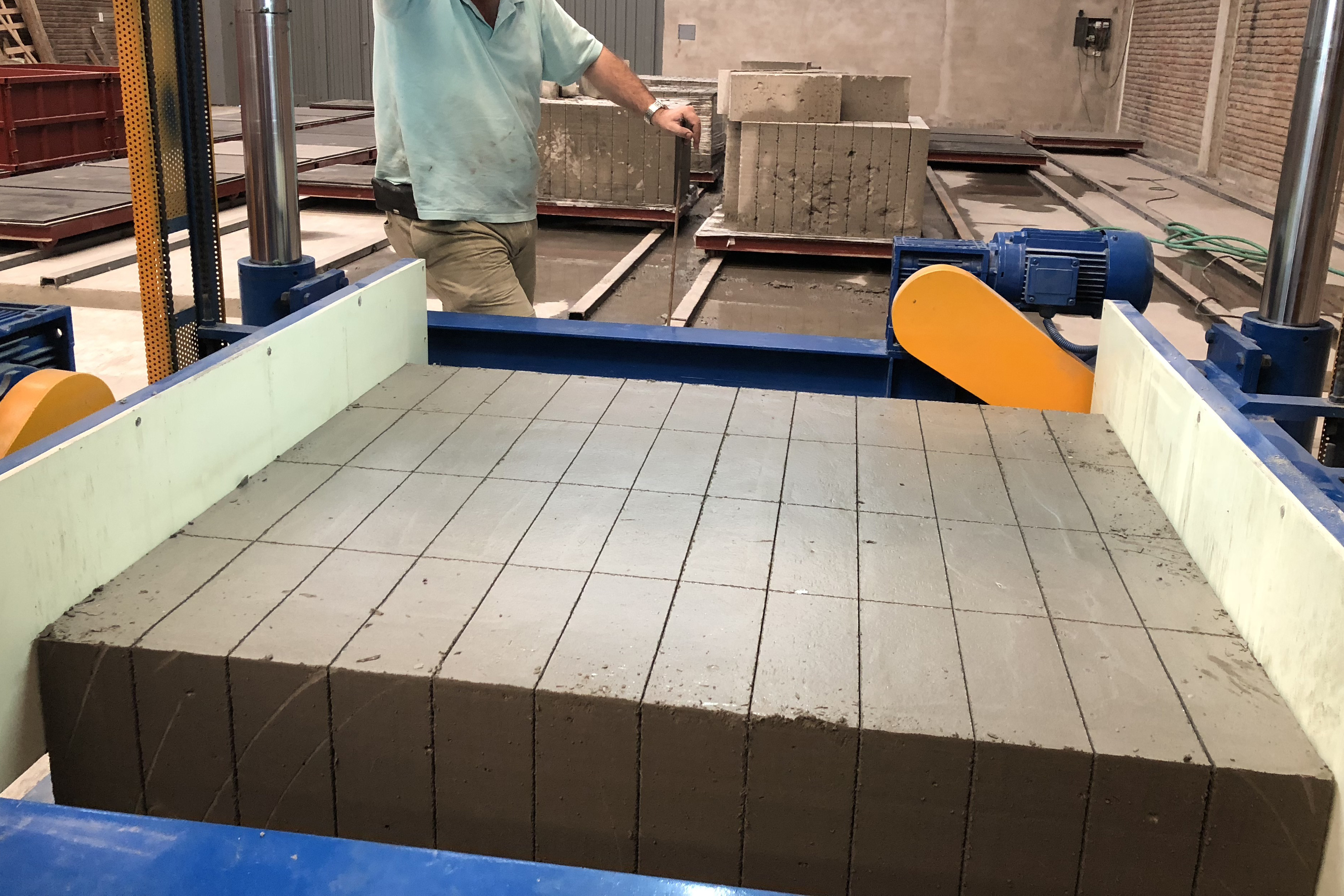 Máy cắt trong quá trình hoạt động