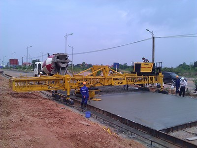 Máy rải bê tông xi măng C450 thi công tại Vĩnh Phúc