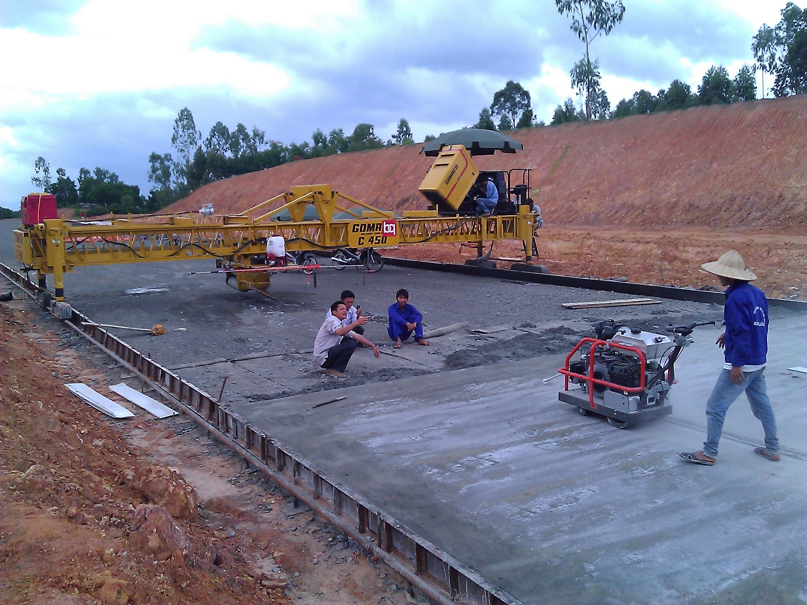 Máy rải bê tông xi măng C450 thi công tại Vĩnh Phúc