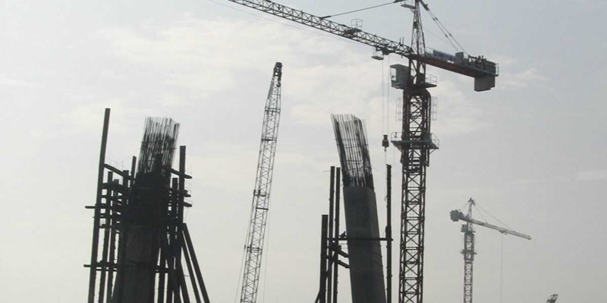 Cẩu tháp FO23B tham gia thi công cầu Rạch Miễu