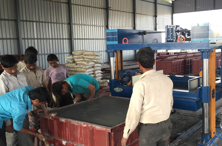 khuôn đúc bê tông nhẹ cỡ lớn chuẩn bị đưa vào máy cắt