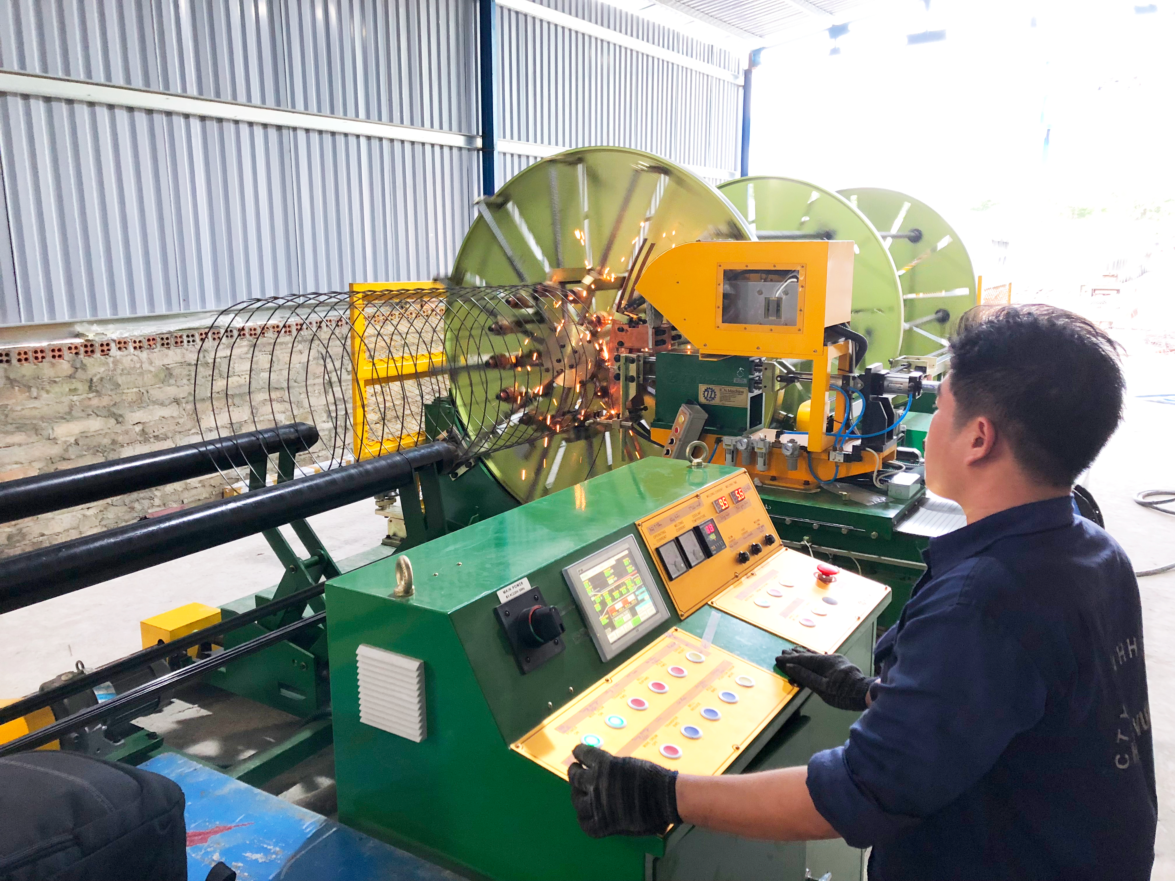 Vận hành máy hàn khung ống cống KN bằng bảng điều khiển tự động