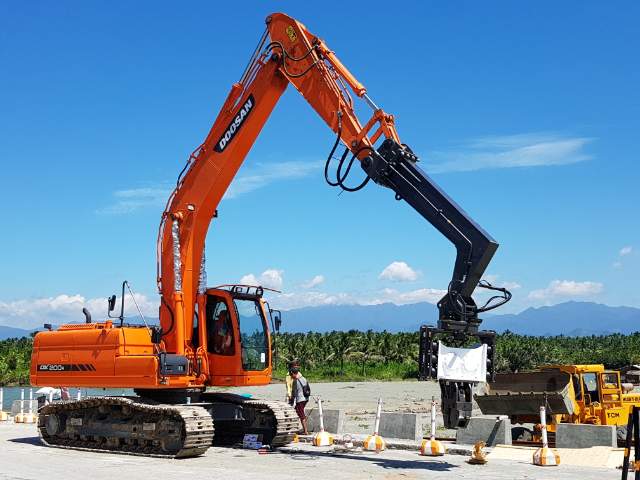 Búa đóng cọc cừ BL Korea làm việc tại công trường